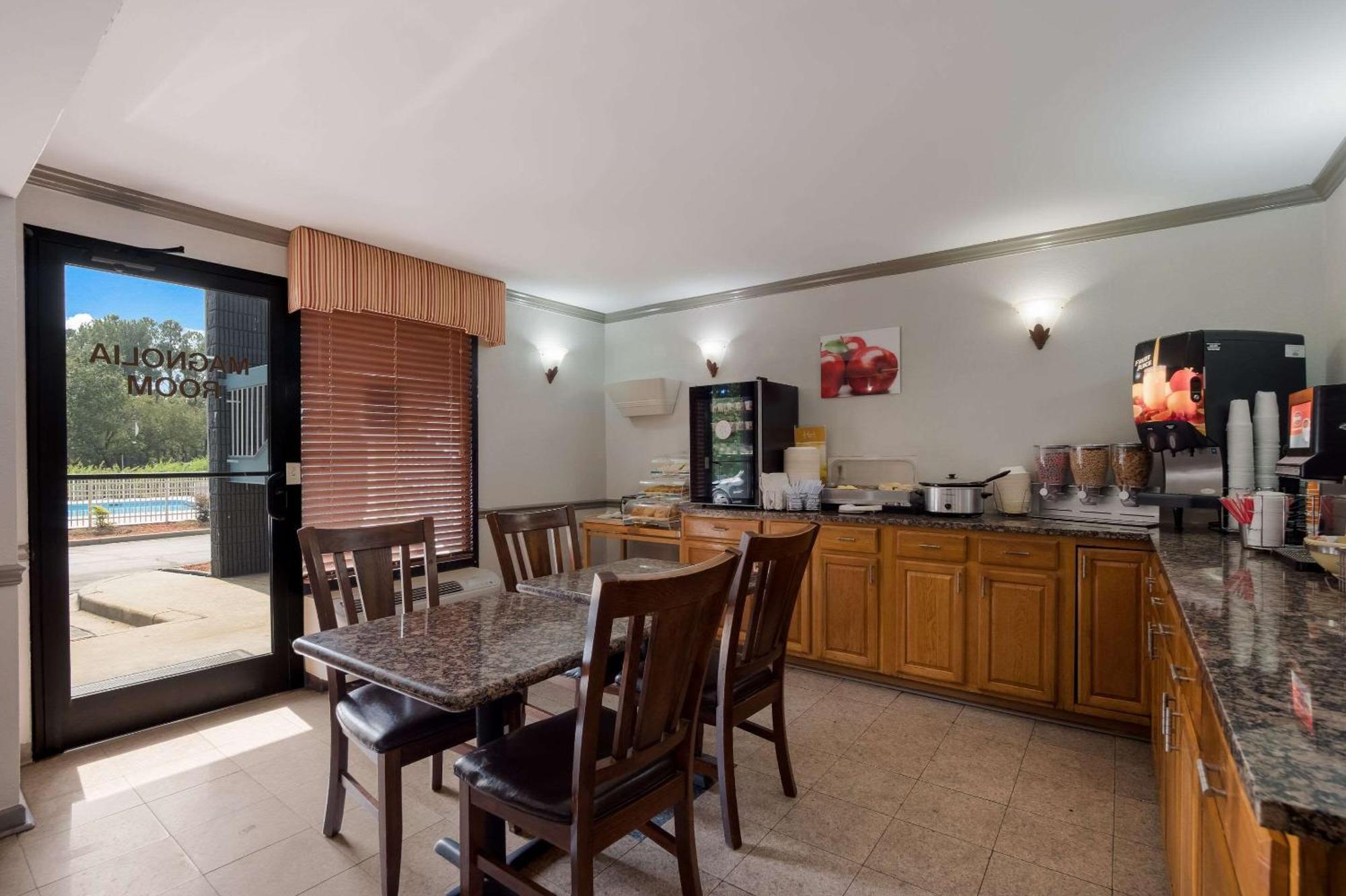 Quality Inn Fort Jackson Колумбия Экстерьер фото
