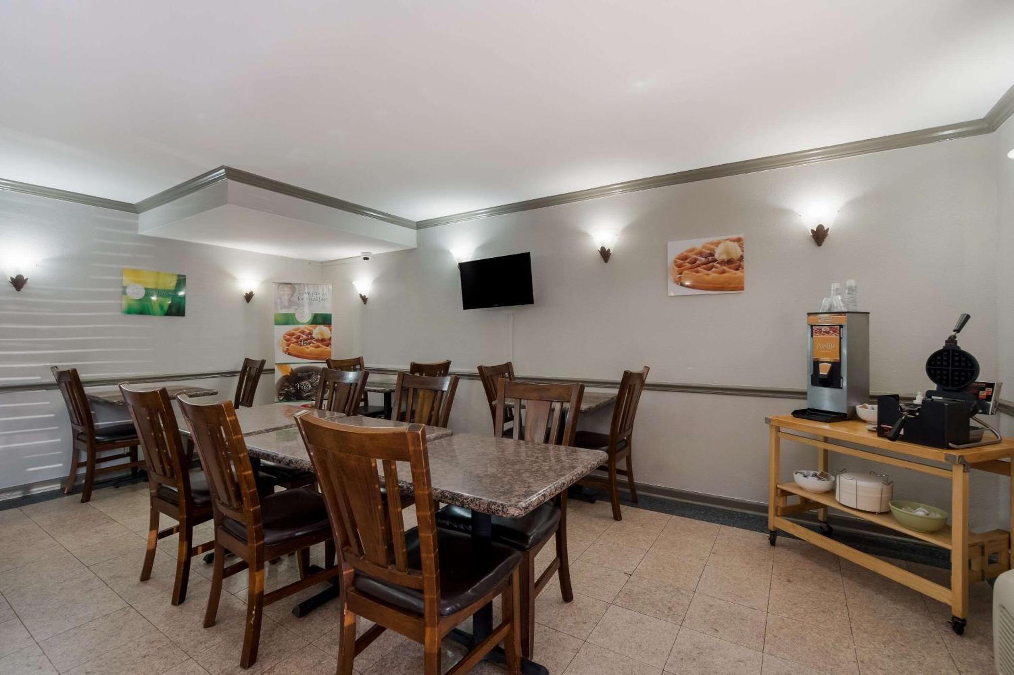 Quality Inn Fort Jackson Колумбия Экстерьер фото