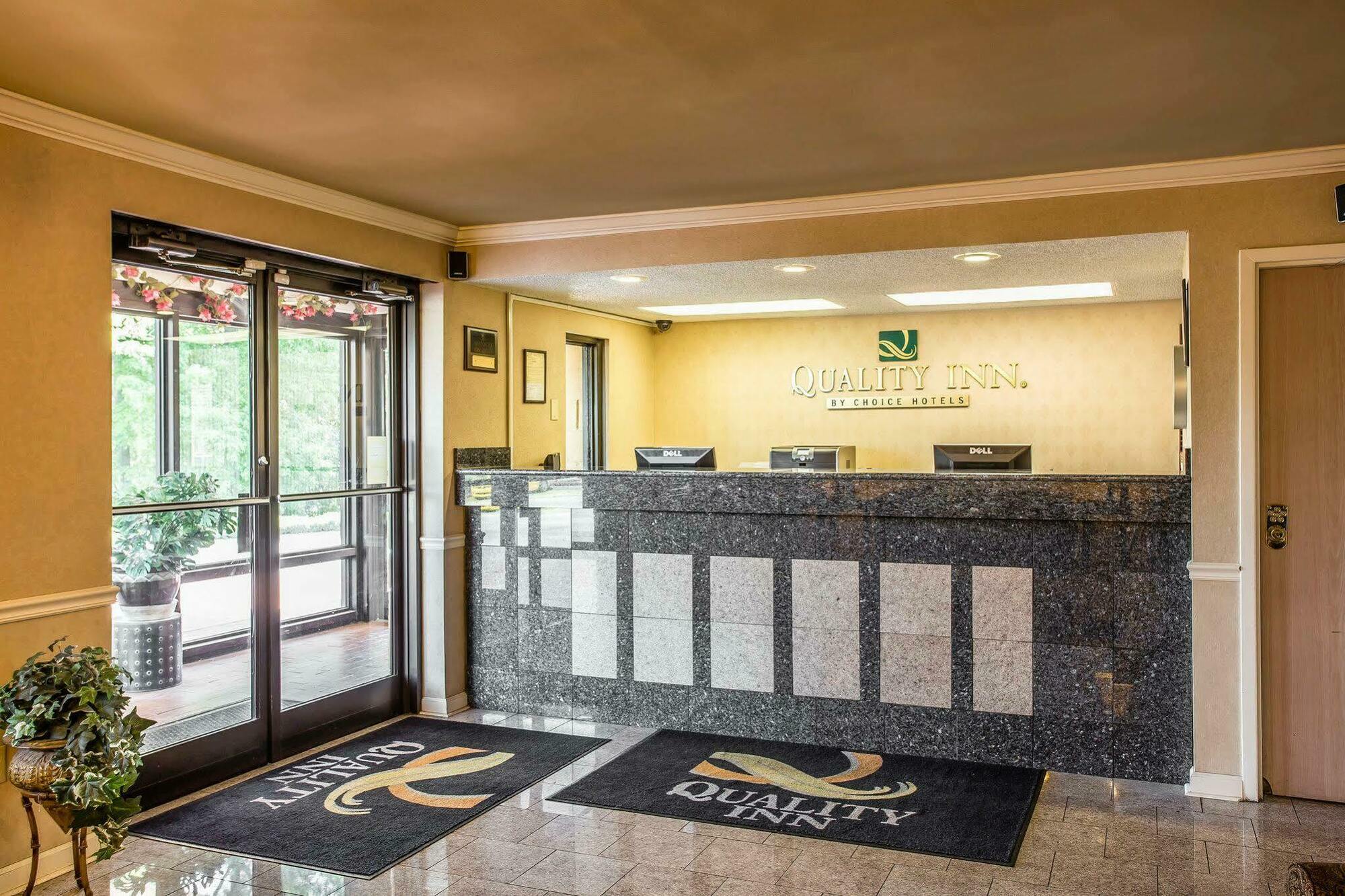 Quality Inn Fort Jackson Колумбия Экстерьер фото