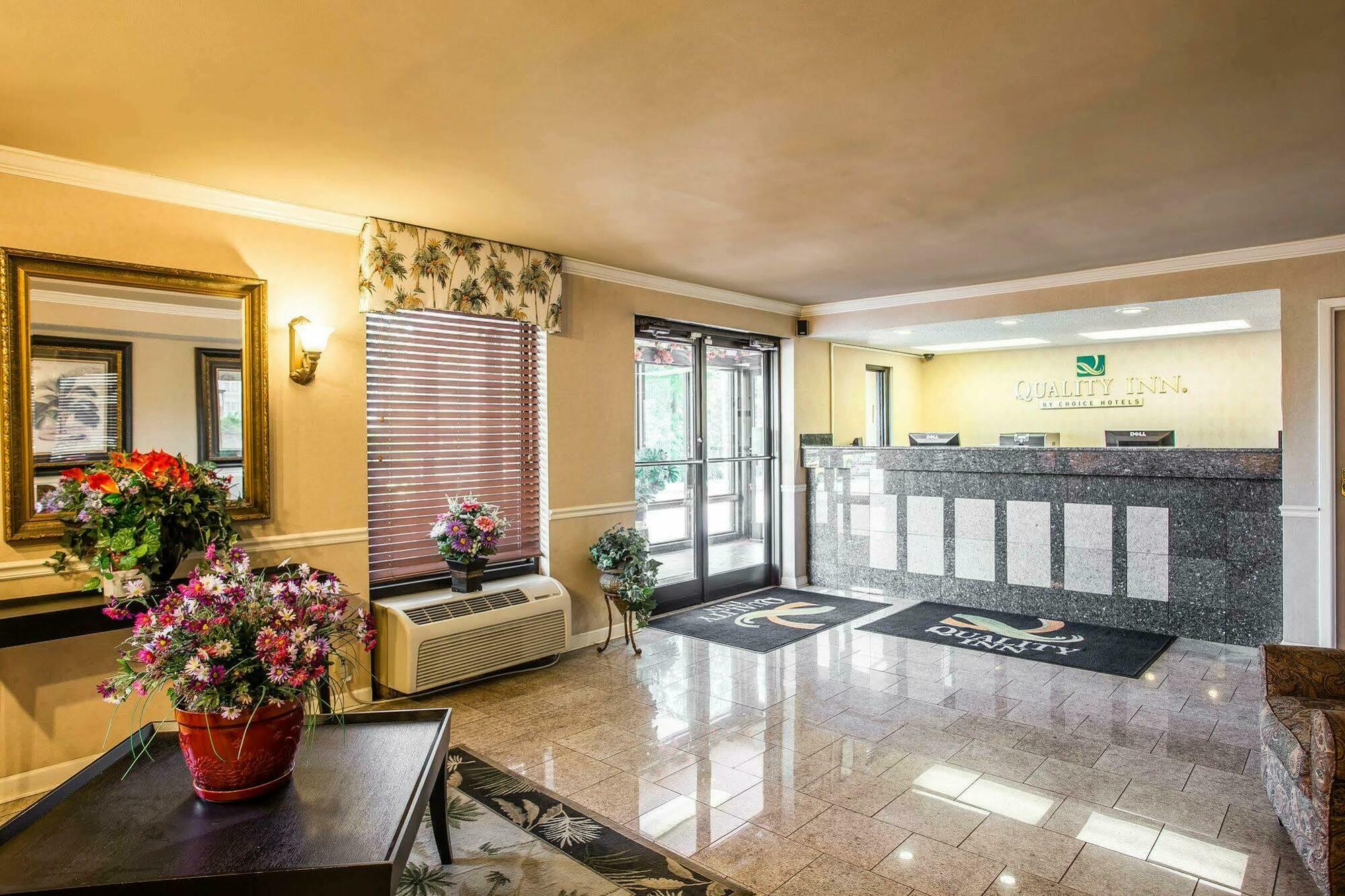 Quality Inn Fort Jackson Колумбия Экстерьер фото