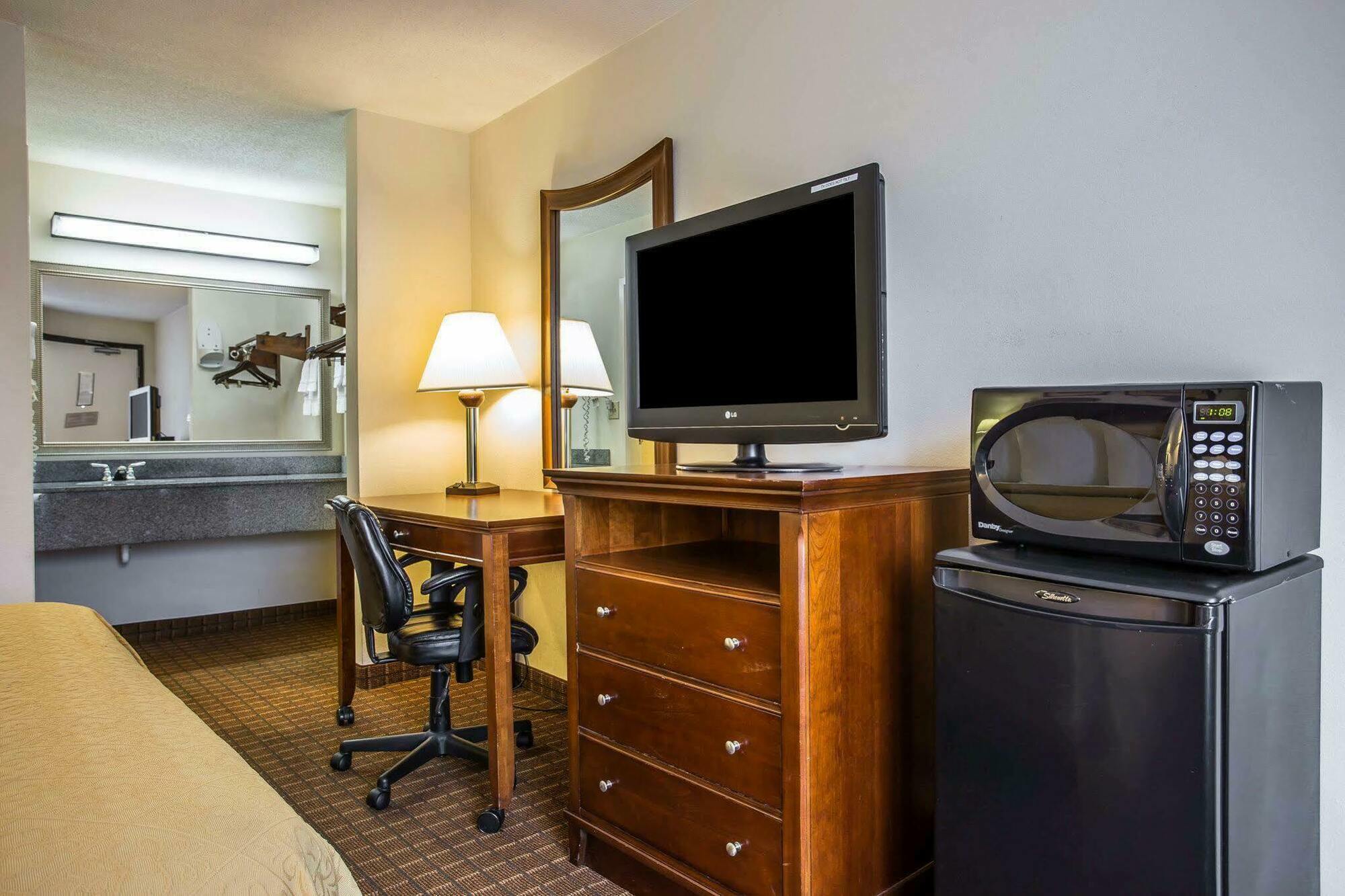 Quality Inn Fort Jackson Колумбия Экстерьер фото